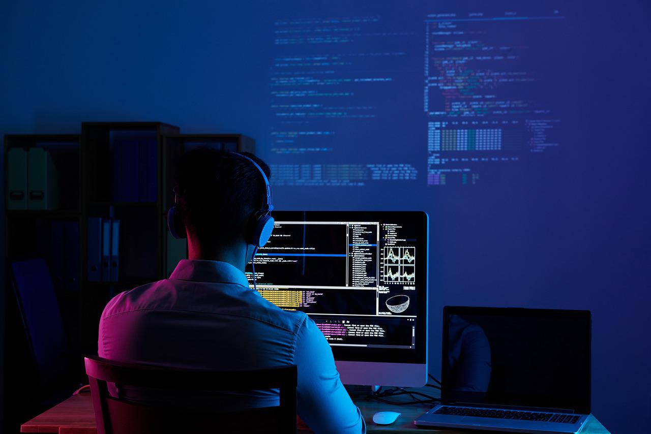 software-developer-g77f5b9237_1280